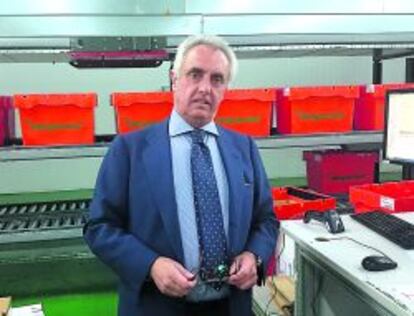 Adolfo Gil, vicepresidente de Tudespensa.com, en el centro logístico de la compañía, junto a Mercamadrid.