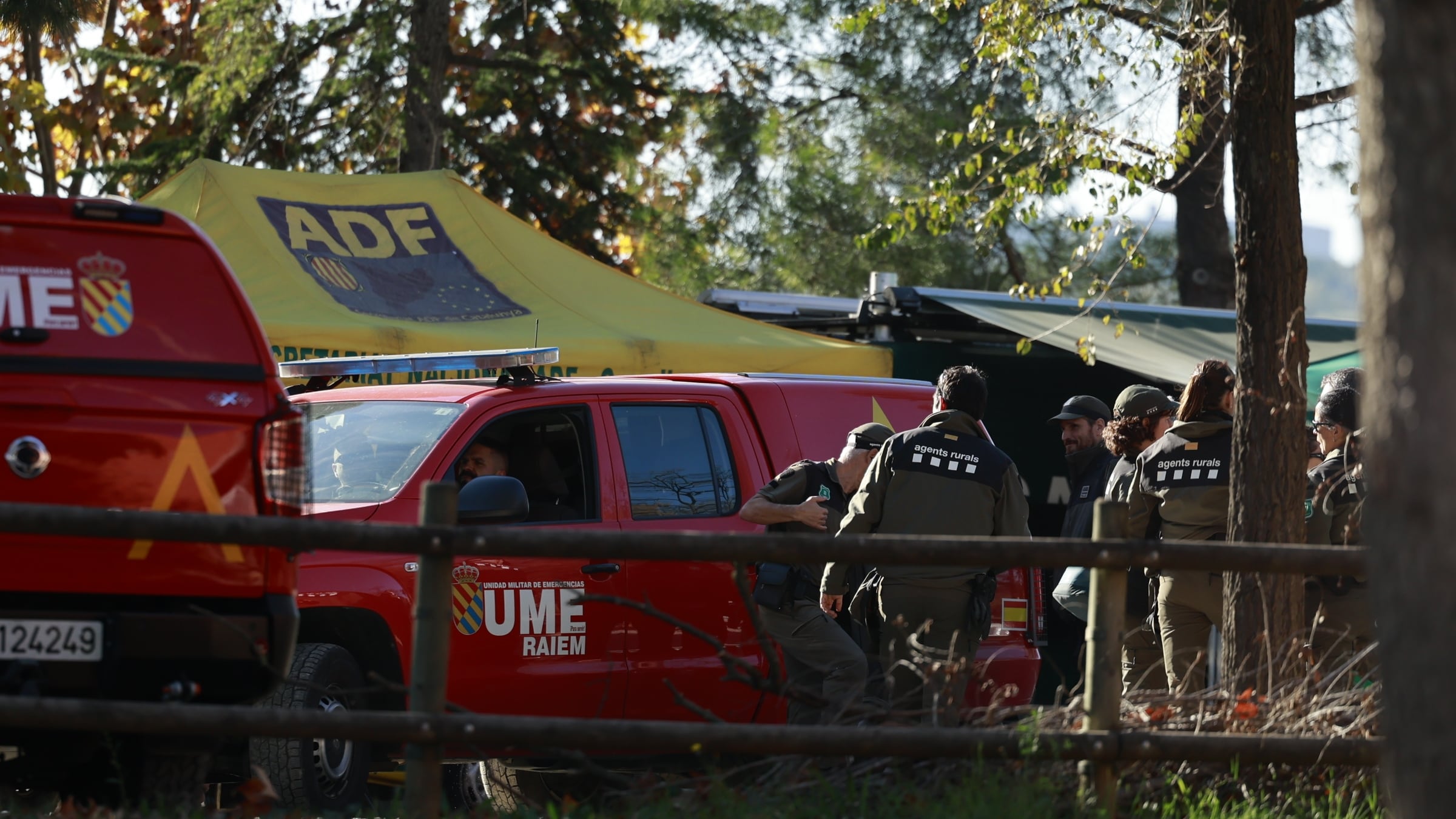 Labores de desinfección de vehículos en la zona del Parc de Collserola (Barcelona) a cargo de la UME, este lunes.