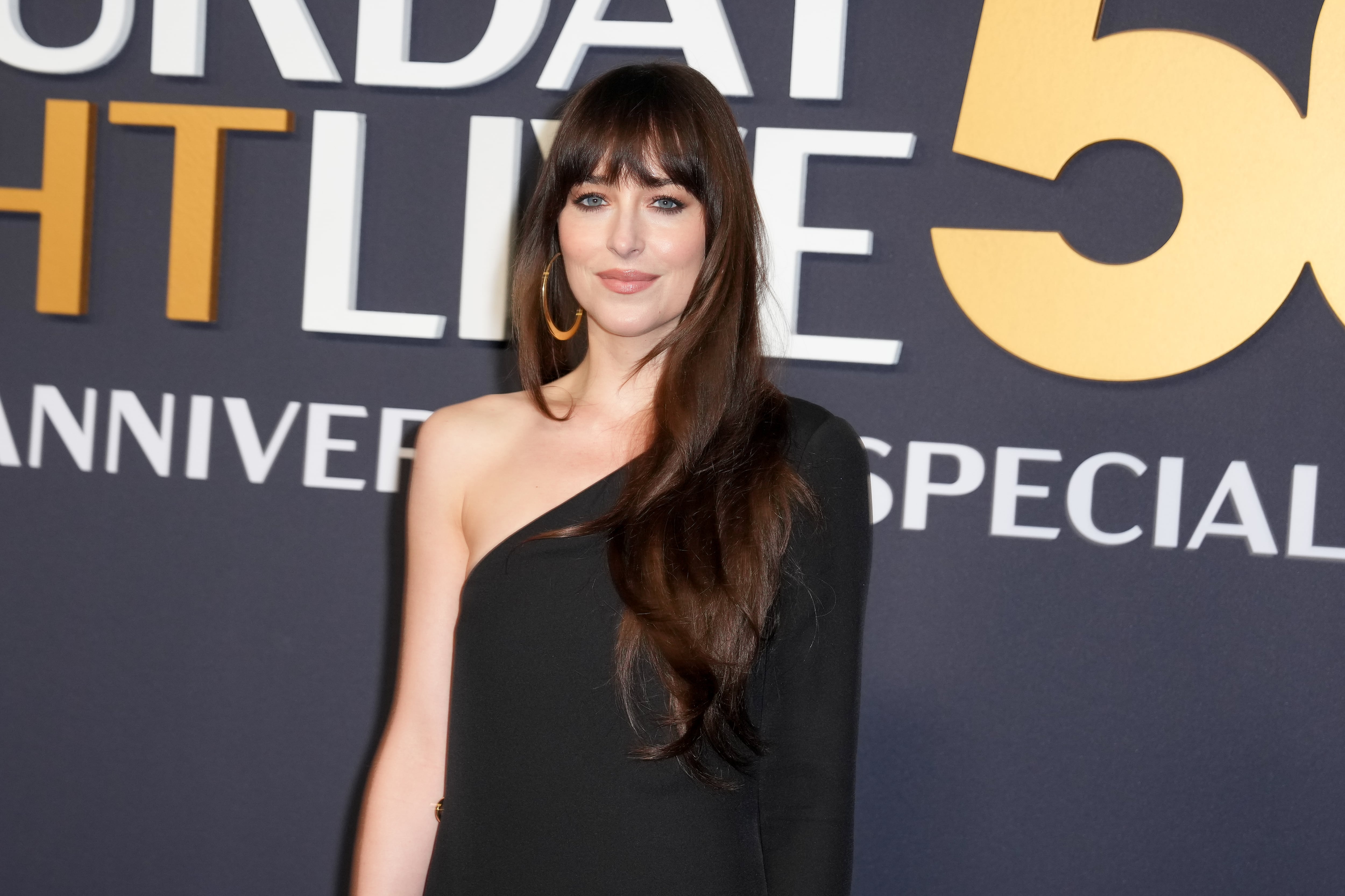 Las indirectas de Dakota Johnson a Chris Martin y Role Model en SNL: “Algunos son terribles en la cama”