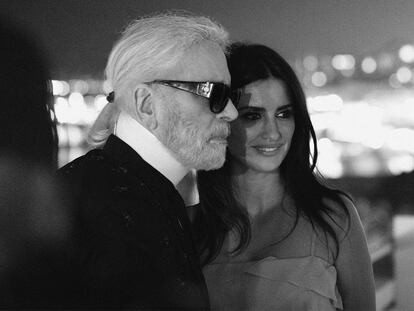 Penélope Cruz y Karl Lagerfeld.