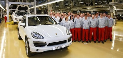 Los trabajadores de la factoría de Porsche en Leipzig, Alemania, con el Cayenne número 100.000.