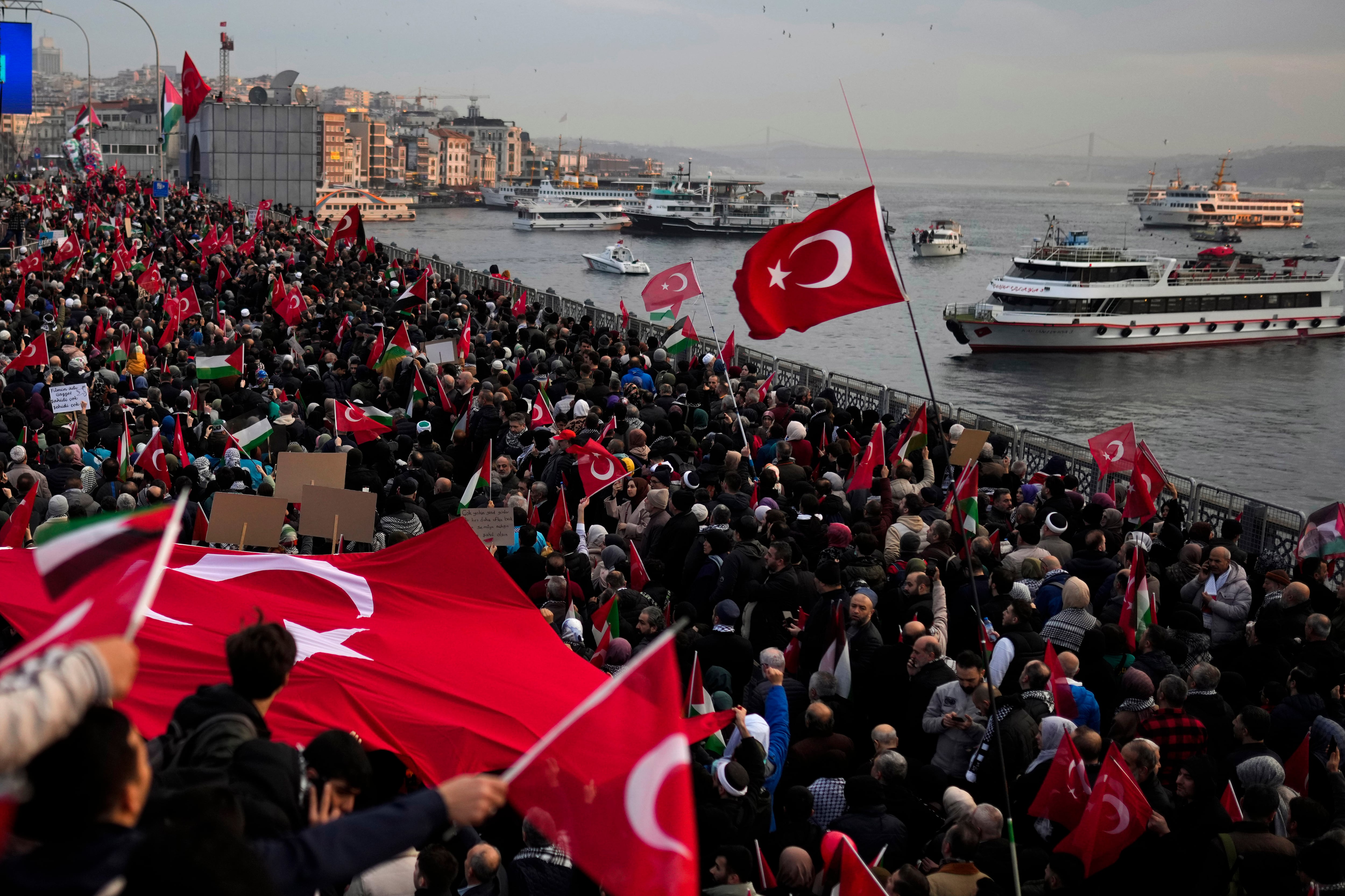 Centenares de personas protestan por la guerra en Gaza, este lunes en Estambul.