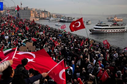 Centenares de personas protestan por la guerra en Gaza, este lunes en Estambul.