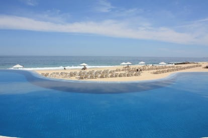 Piscina com vistas ao Pacífico no hotel Westin Los Cabos na península da Baja California, México.