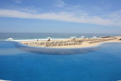 Piscina com vistas ao Pacífico no hotel Westin Los Cabos na península da Baja California, México.