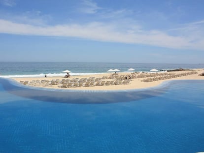 Piscina com vistas ao Pacífico no hotel Westin Los Cabos na península da Baja California, México.