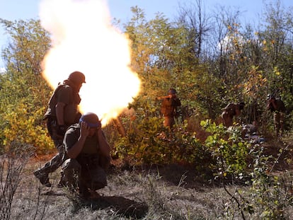 Soldados ucranios disparan munición contra las tropas rusas en Donetsk, en la zona de Donbás (este) de la que también forma parte Lugansk, este miércoles.