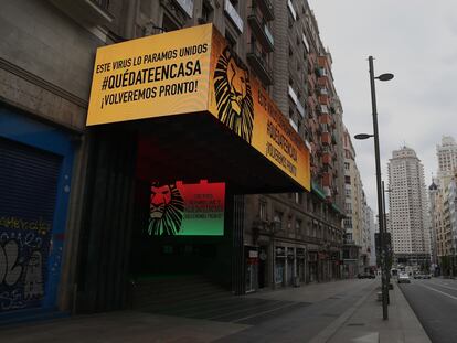 Un teatro cerrado en la Gran Via en Madrid durante la pandemia de coronavirus.