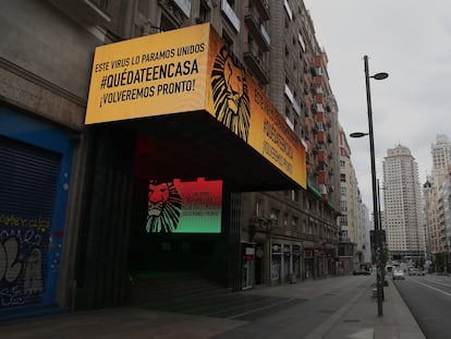 Un teatro cerrado en la Gran Via en Madrid durante la pandemia de coronavirus.