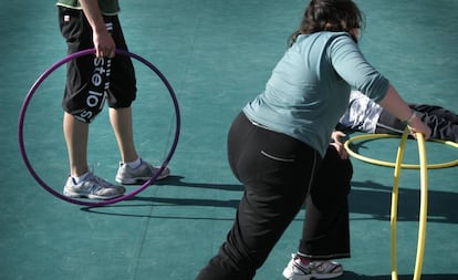 Niños con problemas de obesidad hacen ejercicio en un programa del Hospital General de Valencia. 