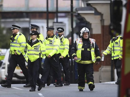 Bombeiros e policiais caminham perto da estação de metrô Parsons Green, em Londres (Reino Unido), nesta sexta-feira.