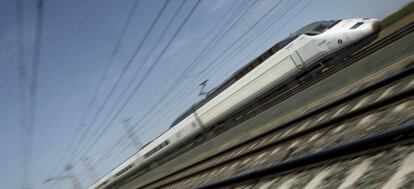 Un tren AVE en las cercan&iacute;as de la localidad sevillana de San Jos&eacute; de la Rinconada. 