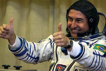 El primer astronauta brasileño, Marcos Pontes, antes de entrar en la nave Soyuz TMA-8 en el cosmódromo de Baikonur.