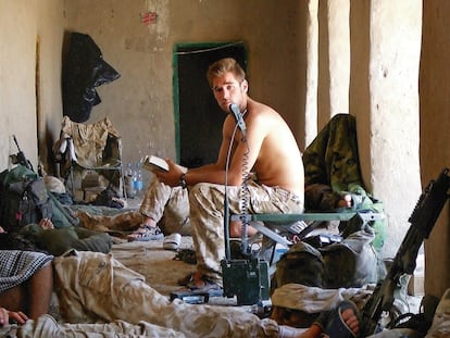 Patrick Hennessey: "Aquí estoy leyendo un libro mientras controlo la radio tras haber capturado un puesto enemigo". "Era julio de 2007 en Afganistán, en el valle del Alto Gereshk, provincia de Helmand".