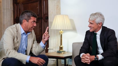 El presidente de la Generalitat, Carlos Mazón, con el presidente de Telefónica España, Borja Ochoa, este miércoles en el Palau de la Generalitat.