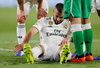 Benzema, después de lesionarse, con una fractura en el meñique.