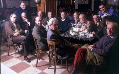Una tertulia en el Café Gijón en 1987 a la que asistían, entre otros, Álvaro de Luna, Manuel Vicent y Manuel Aleixandre.