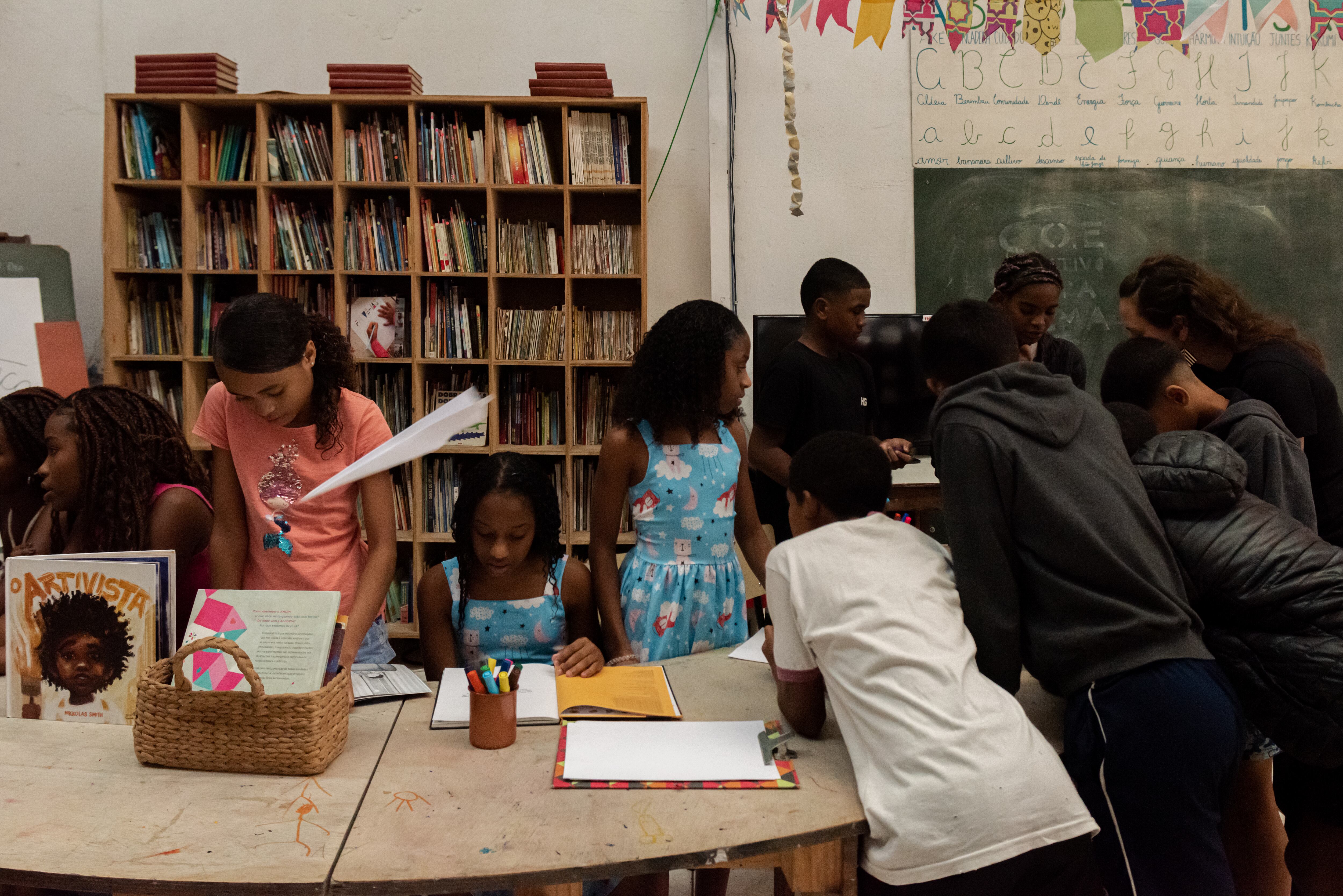 Jóvenes lectores en la Biblioteca Erê, un espacio comunitario en la región central de la ciudad de Río de Janeiro.