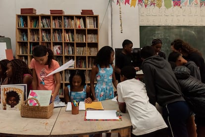 Jóvenes lectores en la Biblioteca Erê, un espacio comunitario en la región central de la ciudad de Río de Janeiro.