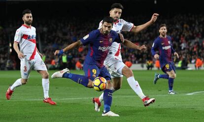 Luis Suárez es disposa a xutar davant la defensa de l'Alavés.