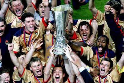 Los jugadores del CSKA, con la Copa de la UEFA.