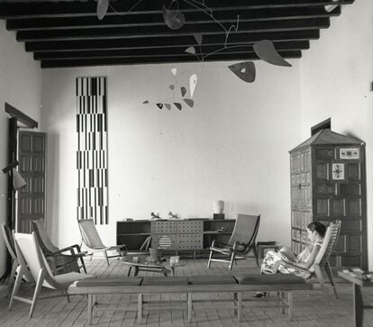 Fotografía de la sala de estar de la casa de playa de Alfredo Boulton en Isla Margarita (Venezuela), diseñado por Miguel Arroyo en 1953. Colección: Fundación Alberto Vollmer, Caracas