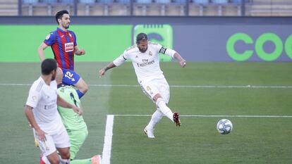 Sergio Ramos marca un gol esta temporada al Eibar.