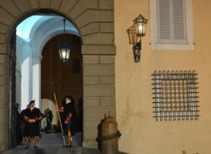 La Guardia Suiza procede a retirarse de Castel Gandolfo al hacerse efectiva la renuncia de Benedicto XVI.