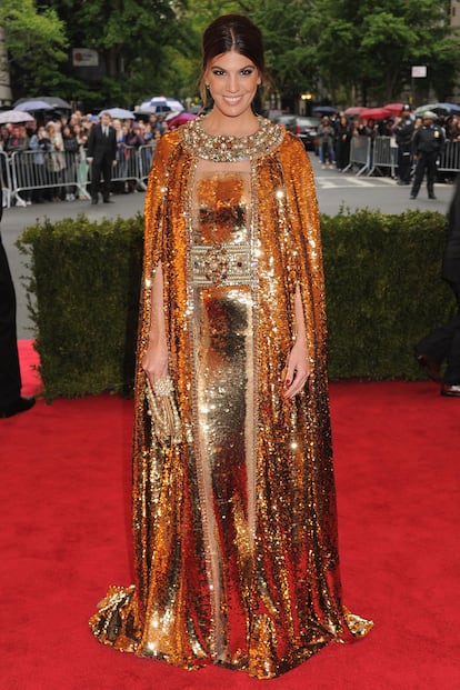 Bianca Brandolini con un vestido dorado de inspiración egipcia de Dolce & Gabbana.