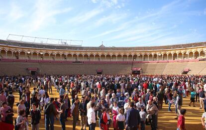 Numerosos aficionados ocuparon el ruedo de la Maestranza.