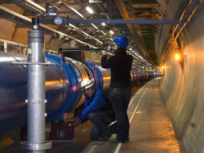 Dos trabajadores del CERN, a las afueras de Ginebra (Suiza), en el acelerador de partículas que permitió descubrir el bosón de Higgs.