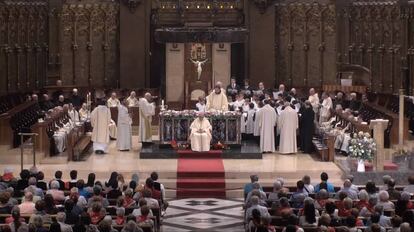 El abad de Montserrat durante un servicio religioso.