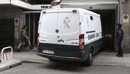 El furgón que trasladó a los exdirectivos de la CAM a la Audiencia Nacional