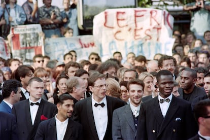 Los grandes protagonistas de la edición de 1995 fueron dos de los grandes referentes del cine francés reciente, el actor Vincent Cassel y el director Mathieu Kassovitz. Ambos presentaban 'El odio', un filme que mostraba a tres amigos de un barrio marginal de París siendo duramente represaliados por la policía. Las fuerzas de seguridad se sintieron tan ofendidas por el retrato que hacía de su trabajo la película que decidieron boicotear la premiere y dar la espalda al equipo técnico y artístico mientras paseaban por la alfombra roja. Pese a las protestas, Kassovitz se llevó el premio al mejor director del certamen.