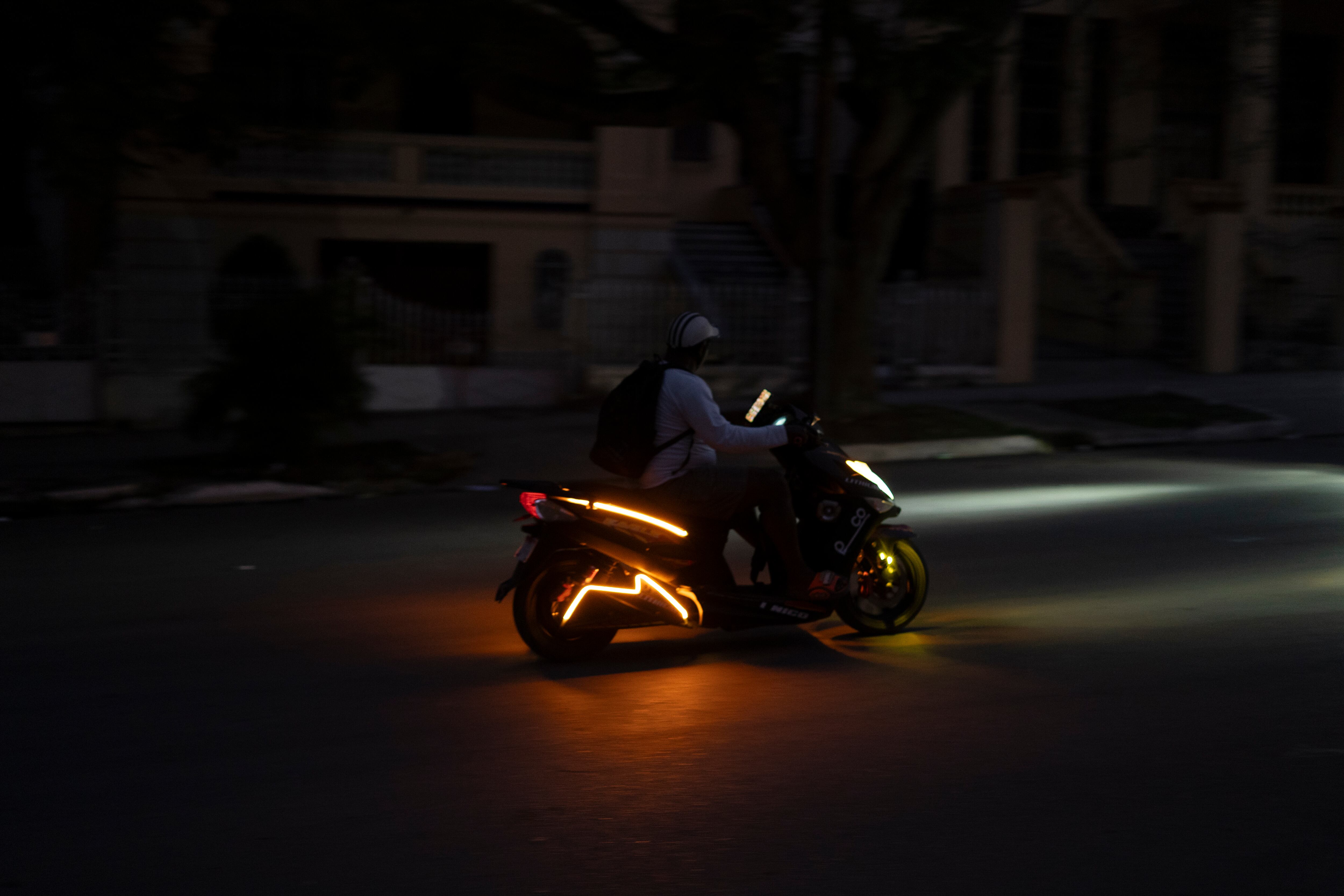 Una moto eléctrica durante el apagón nacional en  La Habana.