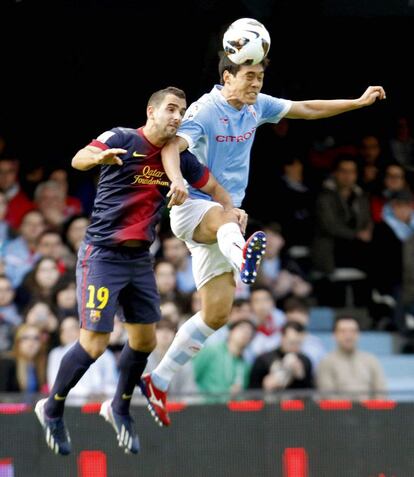 Park pugna por un balón con Montoya.