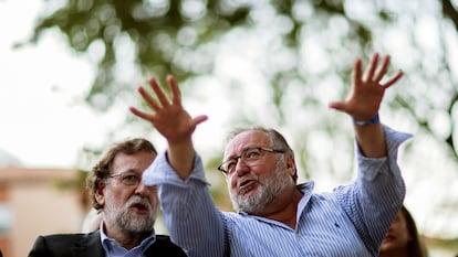 El alcalde de Alhaurín de la Torre, Joaquín Vilanova (a la derecha), en 2019, durante la campaña electoral de las municipales, en compañía del entonces presidente del PP, Mariano Rajoy.