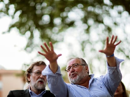El alcalde de Alhaurín de la Torre, Joaquín Vilanova (a la derecha), en 2019, durante la campaña electoral de las municipales, en compañía del entonces presidente del PP, Mariano Rajoy.