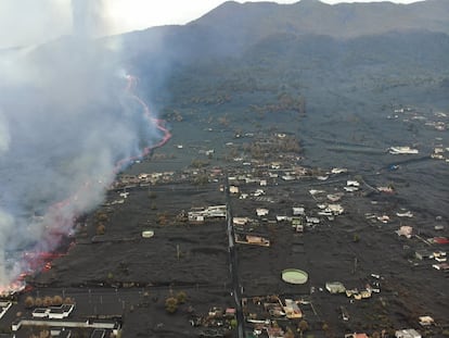 La lava del volcán de La Palma sepulta el cementerio de Las Manchas.