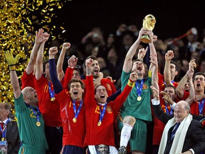 El capitán de la selección española, Iker Casillas, levanta la copa del Mundo de Fútbol de Sudáfrica 2010.