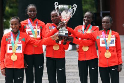 Las kenianas Caroline Rotich, Irene Jerotich Kosgei, Priscah Jeptoo, Edna Ngeringwony Kiplagat y Sharon Jemutai Cherop posan con las medallas que han conseguido en Daegu