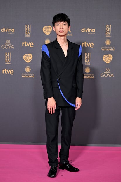 Julio Hu Chen, uno de los actores del filme de Arantxa Echevarría 'Chinas', con un original traje con detalles azules y joyas de Luxenter.