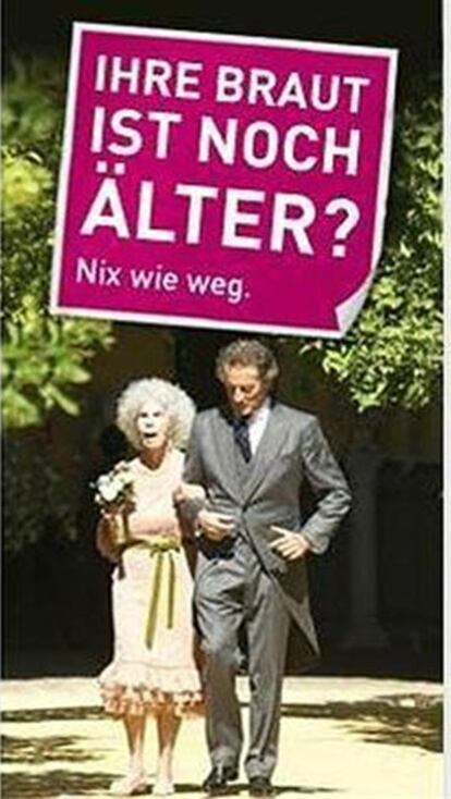 Campaña de la turoperadora alemana L'TUR, donde se utiliza la imagen de la boda de los duques de Alba. "¿Su novia es todavía más vieja? Lárguese", reza la publicidad.