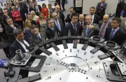 El ministro de Industria, Energía y Turismo, Jose Manuel Soria observa una máquina de Danobat Group en la Bienal de máquina Herramienta en el BEC de Barakaldo