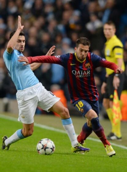 Alba se marcha de Navas en el City-Barça.
