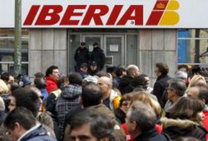 Concentraci&oacute;n de trabajadores de Iberia frente a la sede de la compa&ntilde;&iacute;a, en la calle de Vel&aacute;zquez, en Madrid. EFE/Archivo