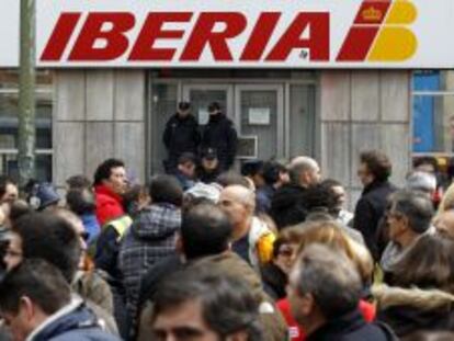 Concentraci&oacute;n de trabajadores de Iberia frente a la sede de la compa&ntilde;&iacute;a, en la calle de Vel&aacute;zquez, en Madrid. EFE/Archivo