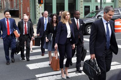 Los abogados de Fox, a su llegada al tribunal de Wilmington (Delaware), este martes.