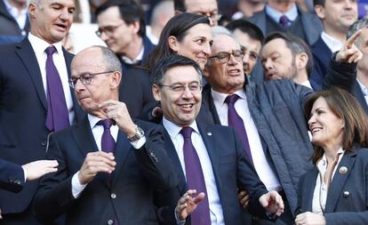 El presidente del Barcelona, Josep Maria Bartomeu, en el campo.