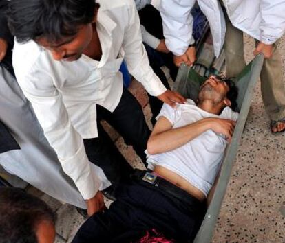 Médicos yemeníes trasladan a un herido en los enfrentamientos de ayer en Saná.